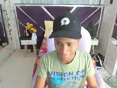 Snapshot of Santy_bigcock_01 chatting on November 18, 2025, 11:46 am Santy bigcock 01 online show from November 18, 2025, 11:46 am