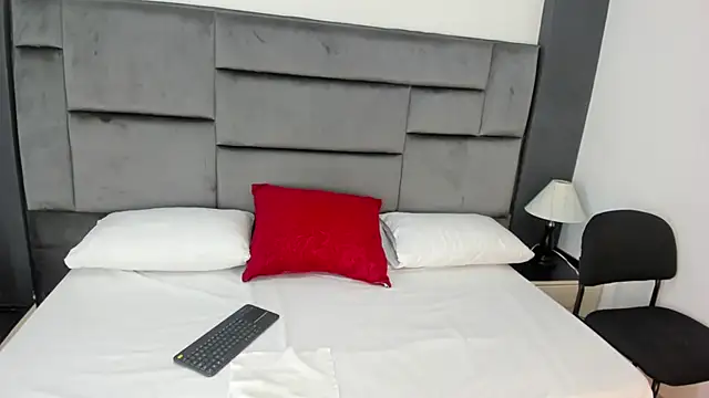 CatleyaSmith online show from December 16, 2025, 11:58 am