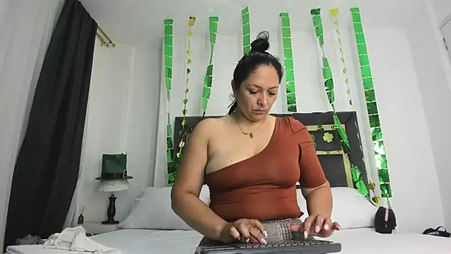 CatleyaSmith online show from March 18, 2026, 12:41 pm