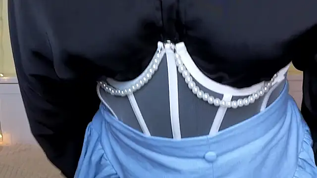 Snapshot of LatinaHuguenin chatting on November 18, 2025, 7:11 am LatinaHuguenin online show from November 18, 2025, 7:11 am