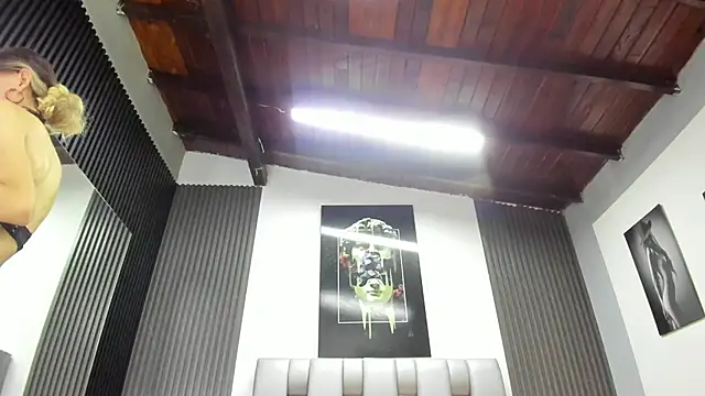 Caitlyn-Joness  online show from April 7, 2026, 10:33 pm