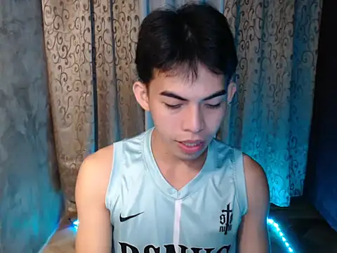 Snapshot of Urhotsilverboy chatting on December 19, 2025, 2:19 pm Urhotsilverboy online show from December 19, 2025, 2:19 pm