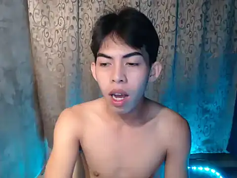 Snapshot of Urhotsilverboy chatting on November 19, 2025, 4:23 am Urhotsilverboy online show from November 19, 2025, 4:23 am