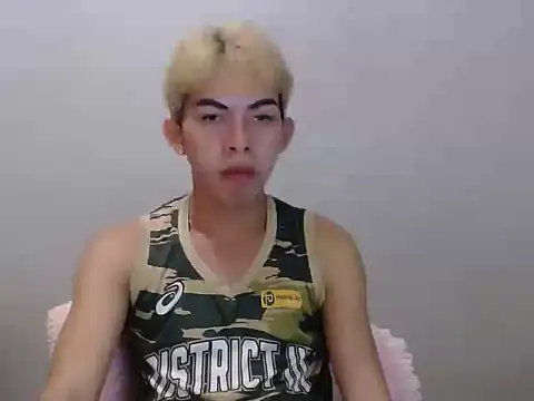 Snapshot of Urhotsilverboy chatting on June 15, 2026, 12:27 pm Urhotsilverboy online show from June 15, 2026, 12:27 pm
