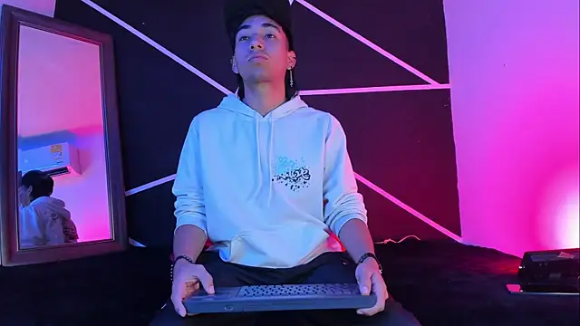 Austin Santos  online show from November 8, 2025, 12:31 pm