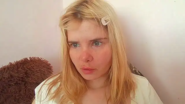 Snapshot of HornyElena chatting on July 8, 2026, 8:26 am HornyElena online show from July 8, 2026, 8:26 am