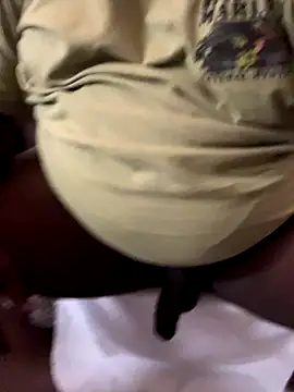 Snapshot of Pull_N_Tug1 chatting on December 1, 2025, 7:04 pm Pull N Tug1 online show from December 1, 2025, 7:04 pm