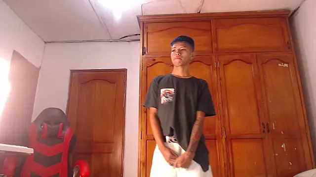 Snapshot of Tessachains_2_ chatting on February 15, 2026, 1:32 pm Tessachains 2 online show from February 15, 2026, 1:32 pm