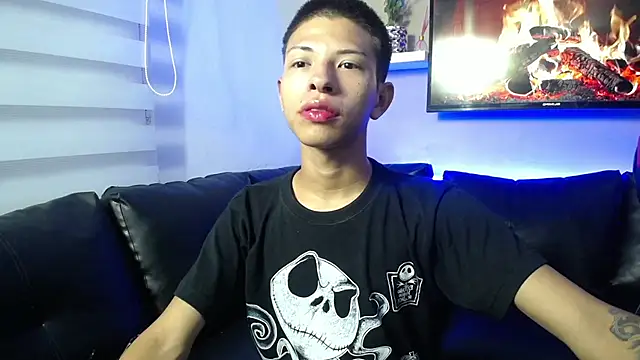 Snapshot of Tessachains_2_ chatting on December 22, 2025, 2:44 am Tessachains 2 online show from December 22, 2025, 2:44 am