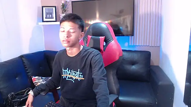 Snapshot of Tessachains_2_ chatting on January 8, 2026, 3:29 pm Tessachains 2 online show from January 8, 2026, 3:29 pm