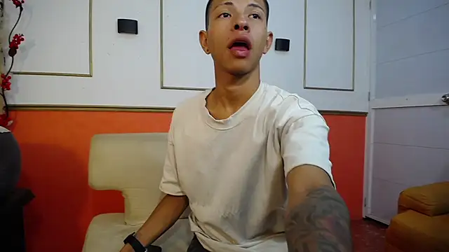 Snapshot of Tessachains_2_ chatting on December 5, 2025, 1:38 am Tessachains 2 online show from December 5, 2025, 1:38 am