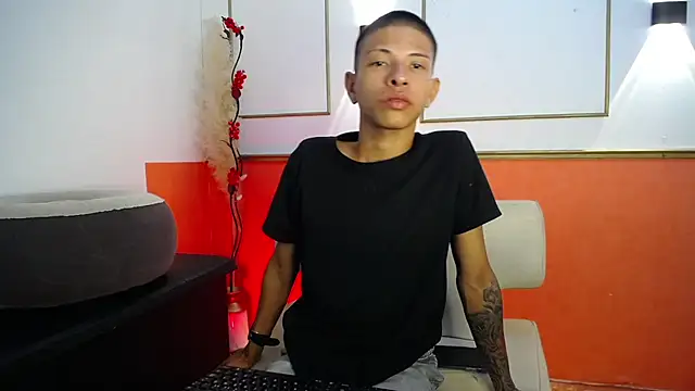 Snapshot of Tessachains_2_ chatting on December 4, 2025, 2:10 am Tessachains 2 online show from December 4, 2025, 2:10 am