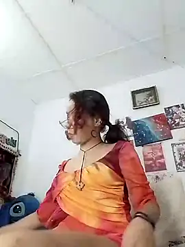 kiaralenon online show from November 6, 2025, 2:37 am