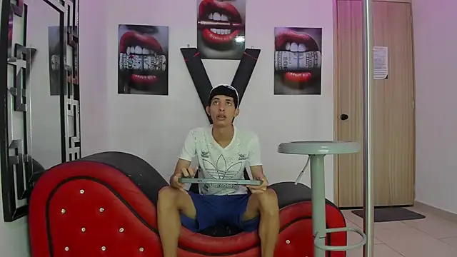 Snapshot of SUCKING_LOVERS chatting on November 9, 2025, 1:15 pm SUCKING LOVERS online show from November 9, 2025, 1:15 pm