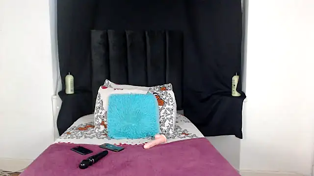 Miss-Berries online show from December 20, 2025, 4:43 pm