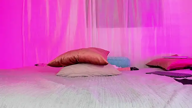 Daniihot   online show from April 18, 2026, 4:48 am