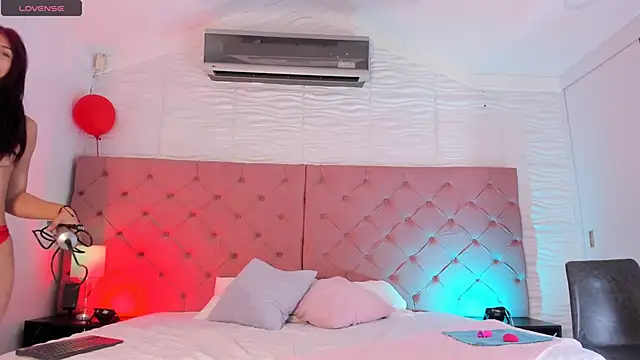 Snapshot of jov_and_thomas chatting on November 8, 2025, 2:31 pm jov and thomas online show from November 8, 2025, 2:31 pm