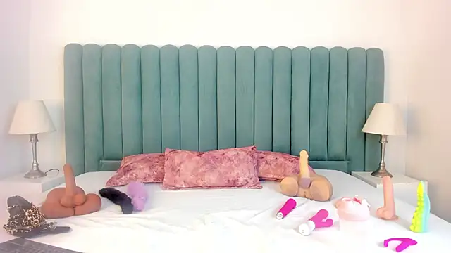 FrancescaSkuirt online show from February 19, 2026, 4:48 pm