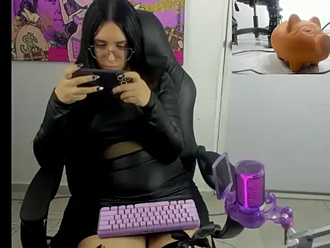 Snapshot of queen_findom1 chatting on February 3, 2026, 6:22 am queen findom1 online show from February 3, 2026, 6:22 am