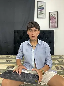 Snapshot of Miia_Hoot chatting on November 11, 2025, 1:50 pm Miia Hoot online show from November 11, 2025, 1:50 pm