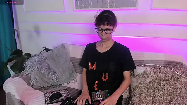 AliceMadnes online show from February 15, 2026, 1:32 pm