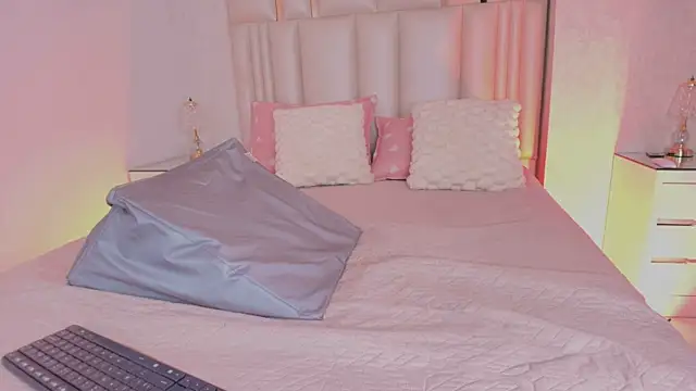 alanarose18 online show from February 26, 2026, 7:25 pm