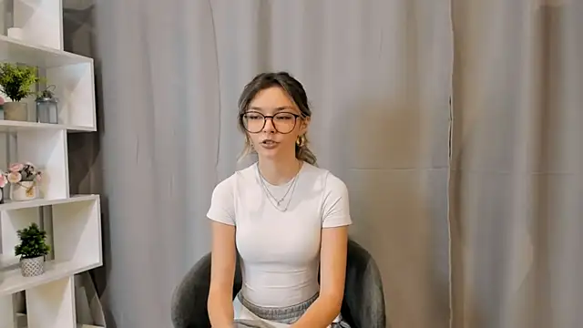 Snapshot of EvitaChant chatting on November 10, 2025, 9:14 am EvitaChant online show from November 10, 2025, 9:14 am