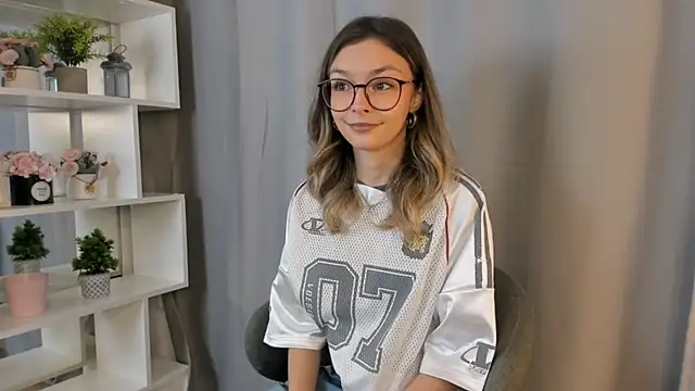 Snapshot of EvitaChant chatting on November 9, 2025, 8:18 am EvitaChant online show from November 9, 2025, 8:18 am