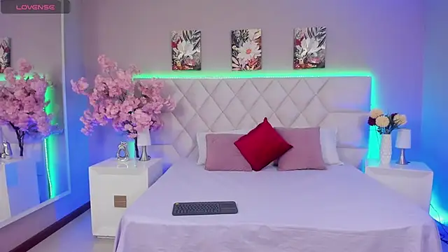 Snapshot of Neko_pam chatting on December 19, 2025, 12:18 pm Neko pam online show from December 19, 2025, 12:18 pm