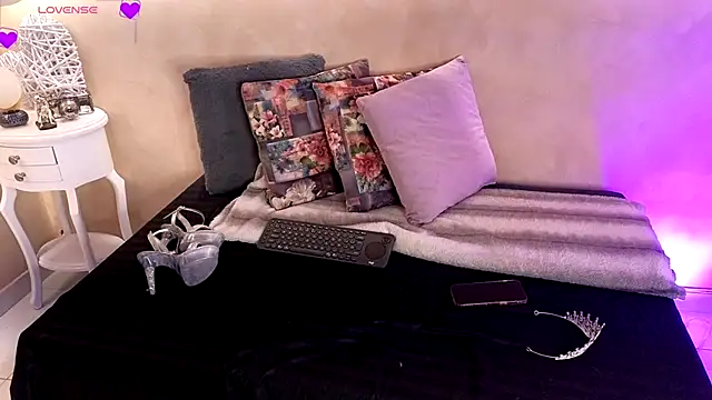 BellaRooux online show from December 15, 2025, 12:11 pm