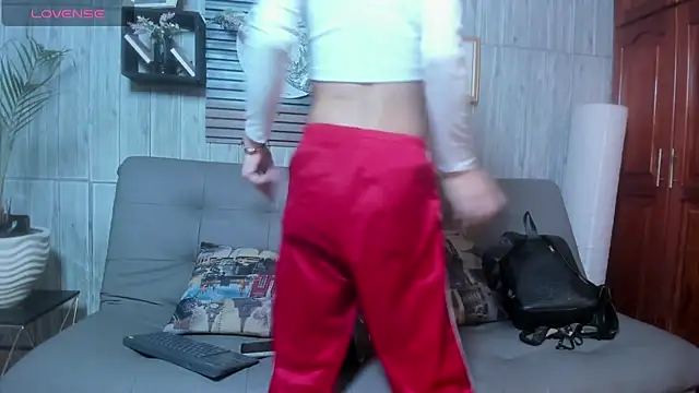 Melany 27 online show from December 17, 2025, 1:27 pm