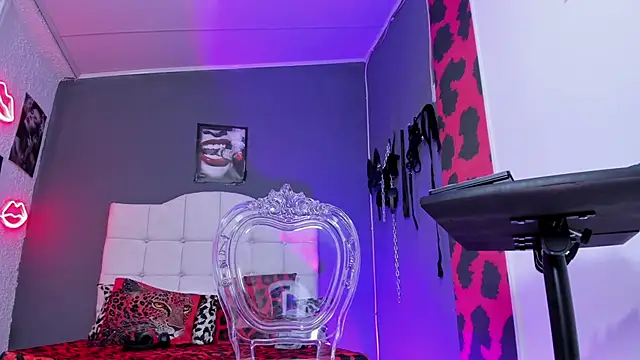 Snapshot of Halley_Ravenn chatting on November 21, 2025, 10:09 pm Halley Ravenn online show from November 21, 2025, 10:09 pm