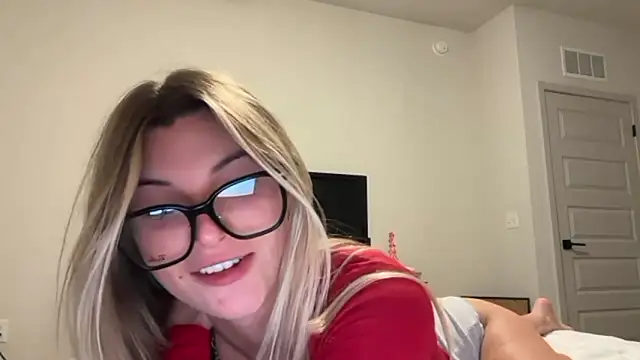 Snapshot of RosieCheeks_ chatting on December 16, 2025, 11:53 pm RosieCheeks online show from December 16, 2025, 11:53 pm