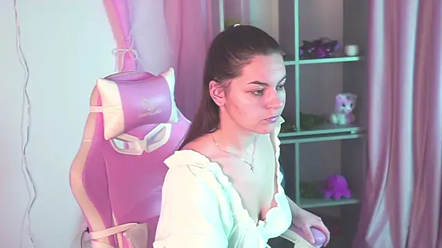 Snapshot of FrancescaCavaliere chatting on December 17, 2025, 8:19 am FrancescaCavaliere online show from December 17, 2025, 8:19 am