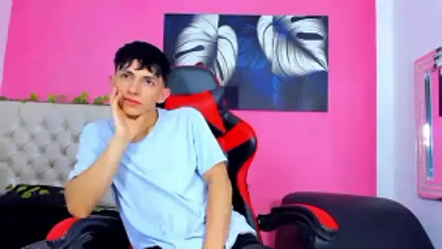 Snapshot of ElanGiraldo chatting on November 12, 2025, 10:35 pm ElanGiraldo online show from November 12, 2025, 10:35 pm