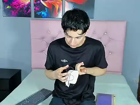 ElanGiraldo online show from January 10, 2026, 11:00 pm