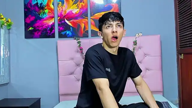 ElanGiraldo online show from November 29, 2025, 10:32 pm