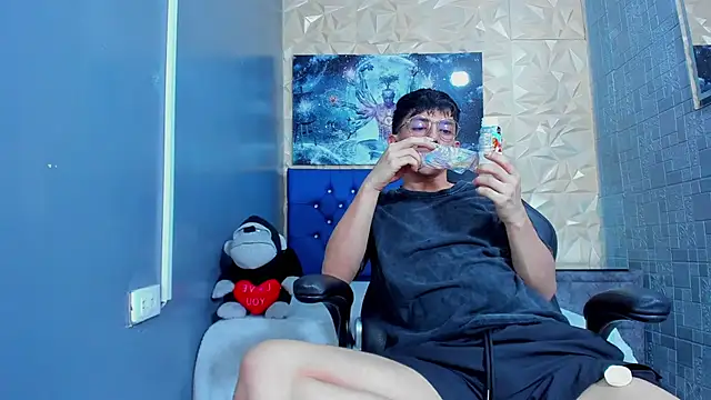 ElanGiraldo online show from May 20, 2026, 11:46 pm