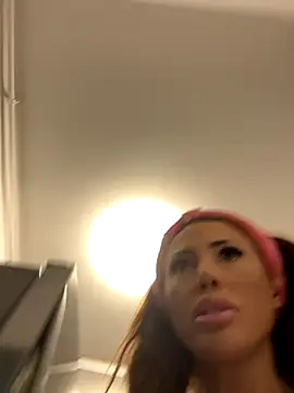 NicollleDiamondd online show from November 21, 2025, 1:10 pm