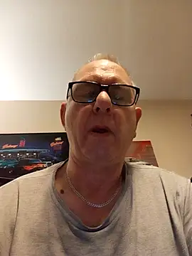 Snapshot of andy-1961 chatting on November 18, 2025, 11:37 pm andy-1961 online show from November 18, 2025, 11:37 pm