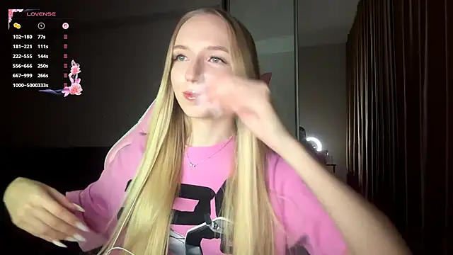 Snapshot of LaceDream chatting on December 17, 2025, 4:12 pm LaceDream online show from December 17, 2025, 4:12 pm