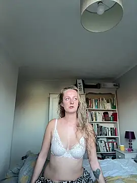 NaughtyAmore online show from November 30, 2025, 2:07 pm