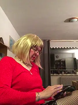 simone xdressing online show from September 24, 2025, 11:43 pm