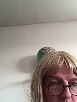 simone xdressing online show from January 2, 2025, 2:13 pm