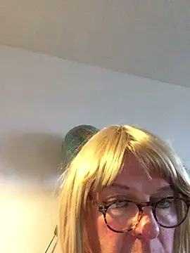 simone xdressing online show from December 15, 2024, 2:05 pm