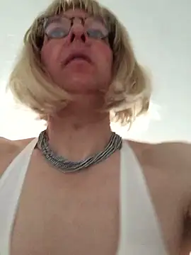 simone xdressing online show from March 11, 2026, 4:23 pm