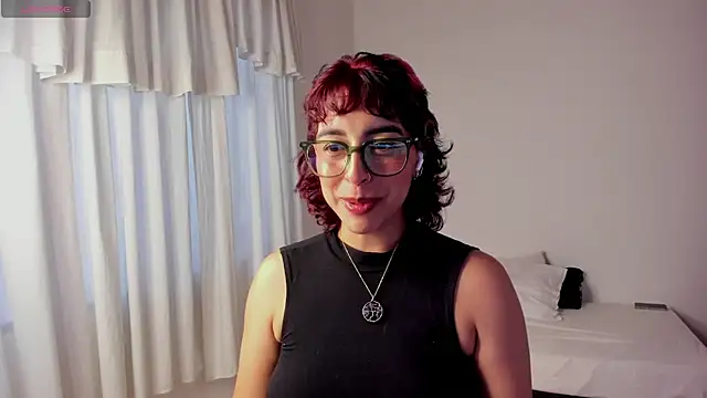 Snapshot of VictoriaAmelie chatting on November 14, 2025, 10:02 pm VictoriaAmelie online show from November 14, 2025, 10:02 pm