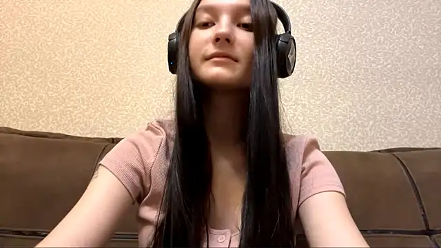 Snapshot of AurorAurora chatting on November 26, 2025, 8:36 am AurorAurora online show from November 26, 2025, 8:36 am