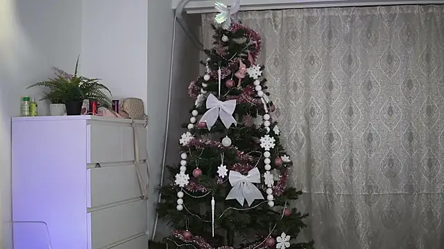 Snapshot of AprilHadid chatting on December 3, 2025, 7:24 pm AprilHadid online show from December 3, 2025, 7:24 pm