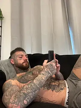 magicmichaell online show from April 22, 2026, 8:32 am